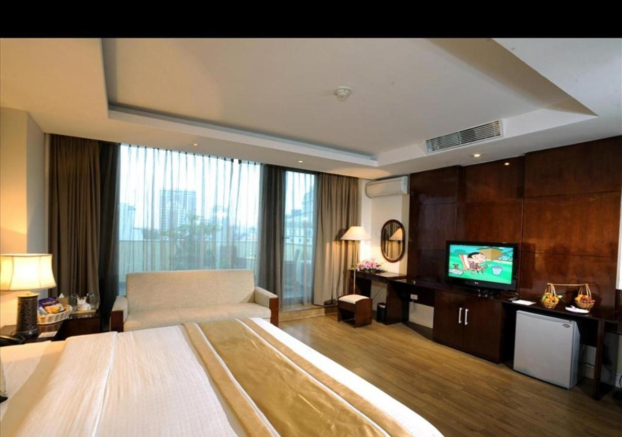 Partial Ocean View Room with 1 King Bed