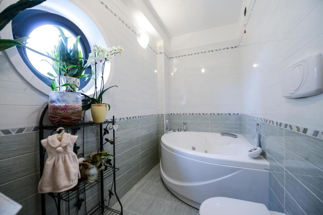 King Room Spa Bath