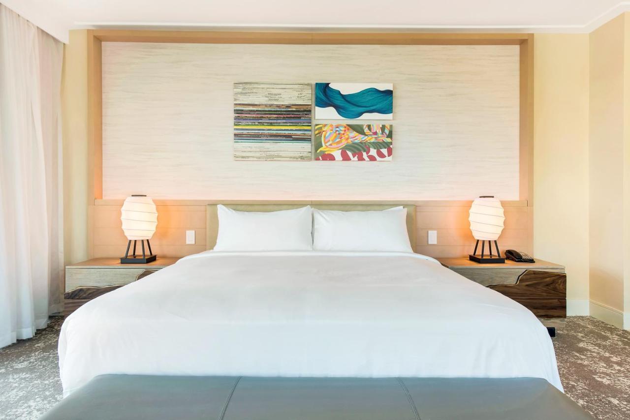 Zimmer mit Kingsize-Bett mit Balkon und Meerblick