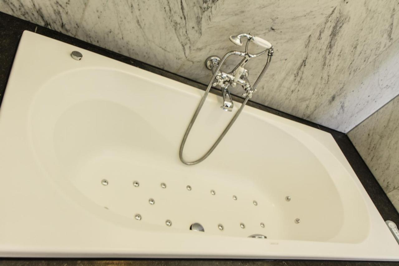 Deluxe Double Room Bath