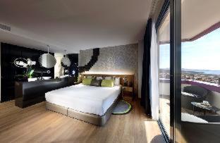 Deluxe Gold Room