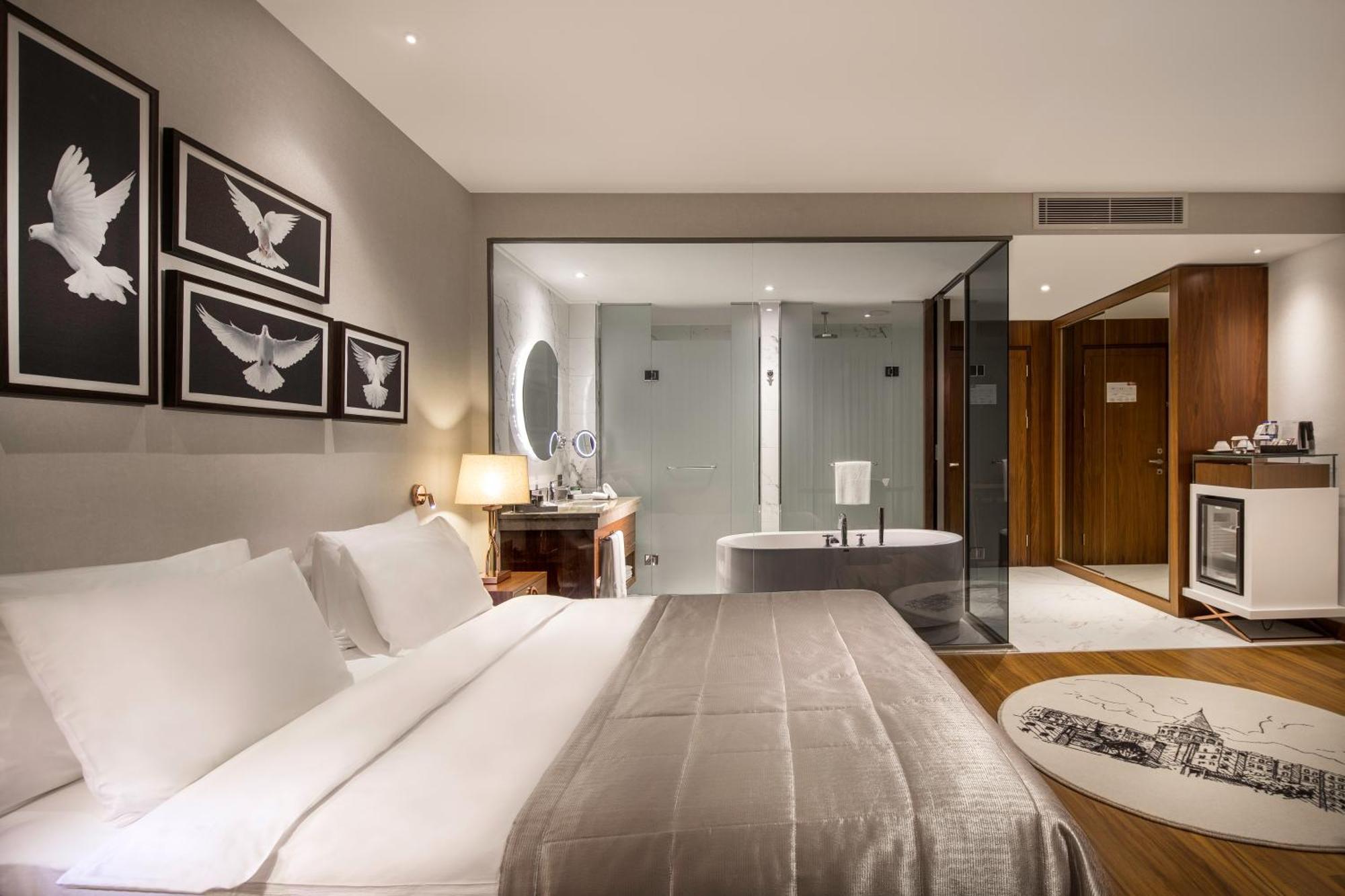 Executive King Room Bath