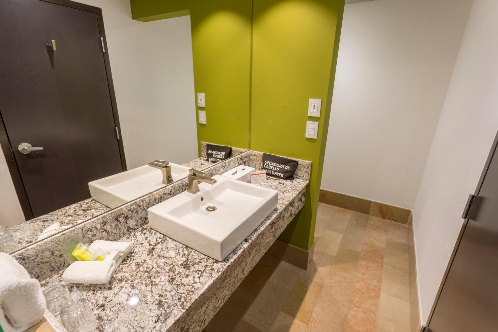 Standard Double Room with Two Double Beds and Atrium View,1273692973:JPEG