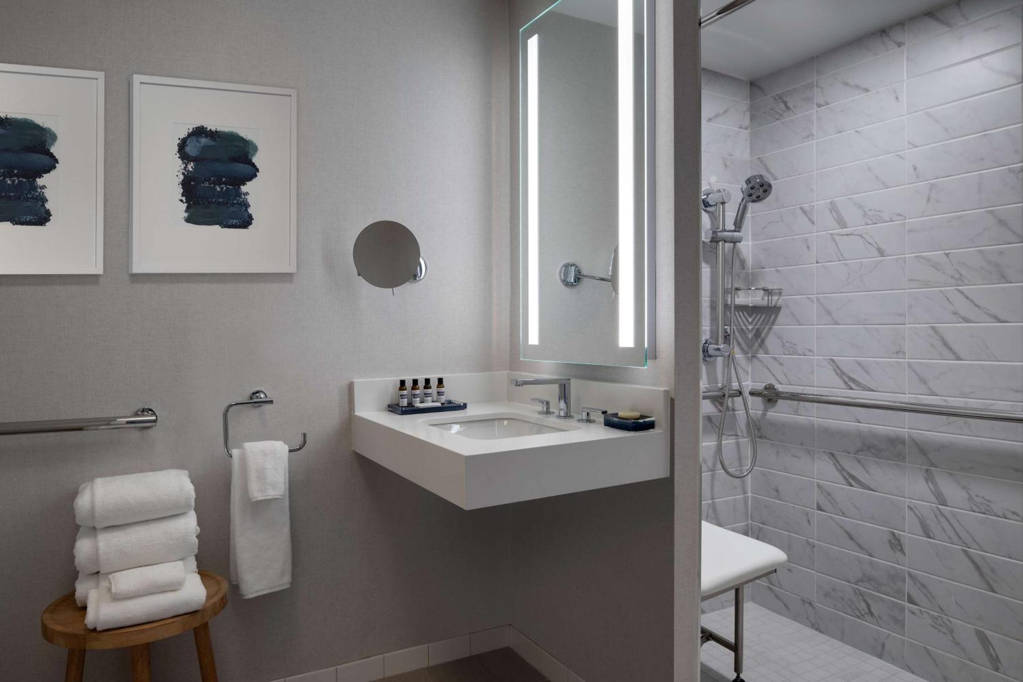 Zimmer mit Kingsize-Bett und barrierefreier Dusche – barrierefrei
