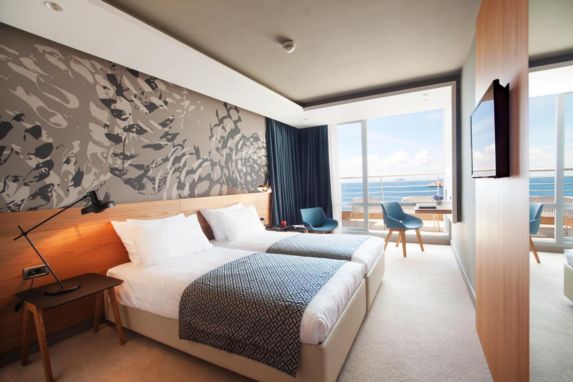Habitación Doble Superior con vistas al mar y balcón