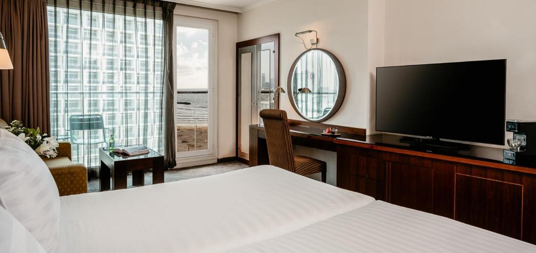 Standard King Room Mid Floor