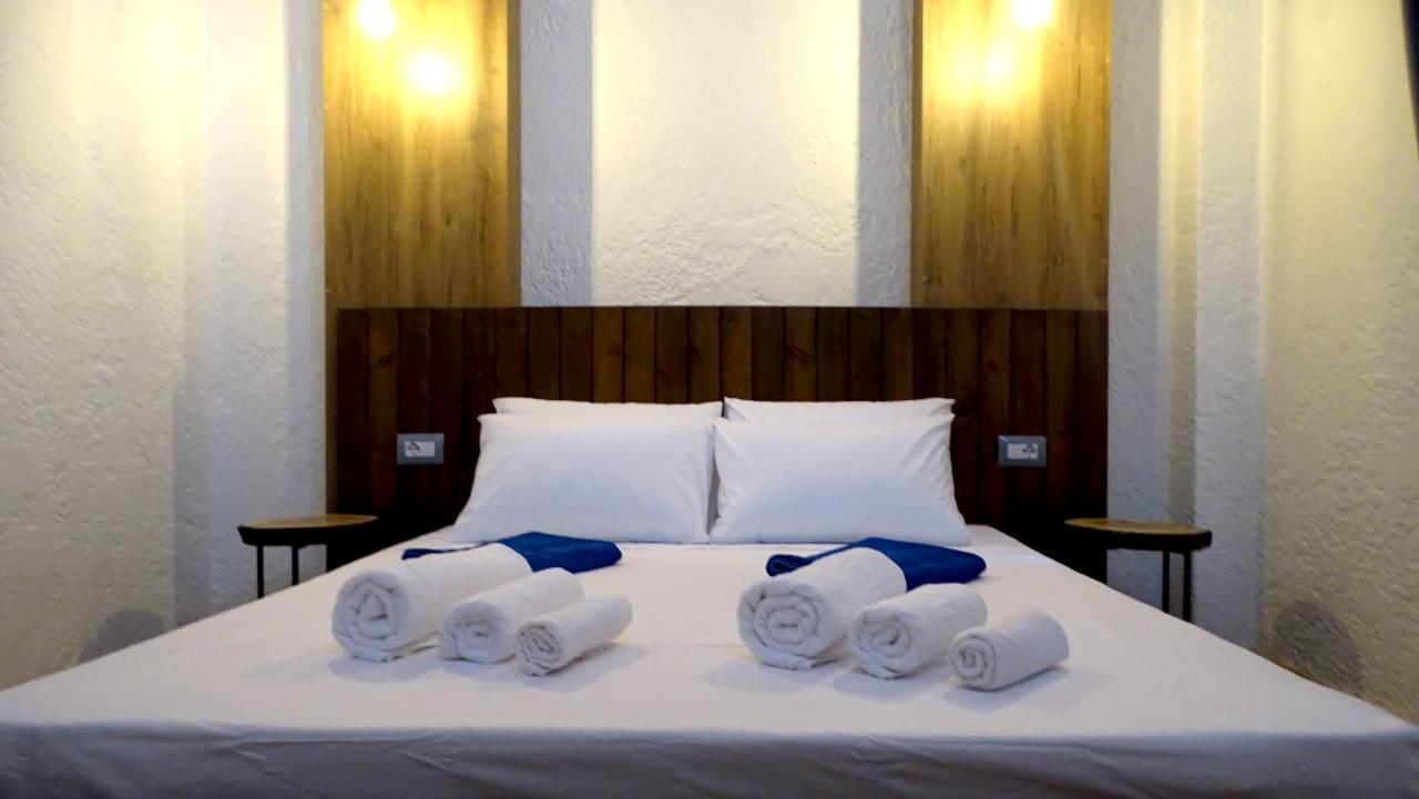 Suite met Kingsize Bed en Uitzicht op Zwembad