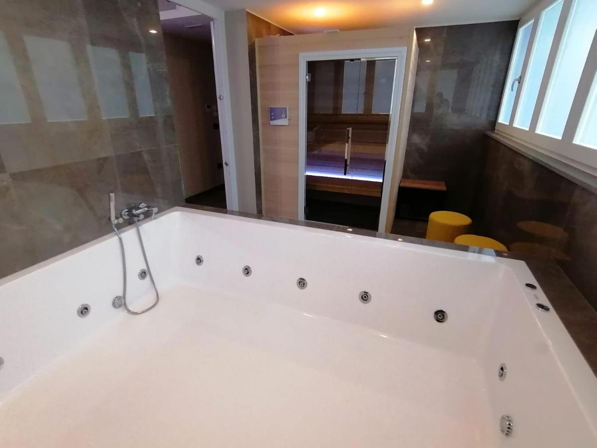 Suite with Sauna,1328064602:JPEG