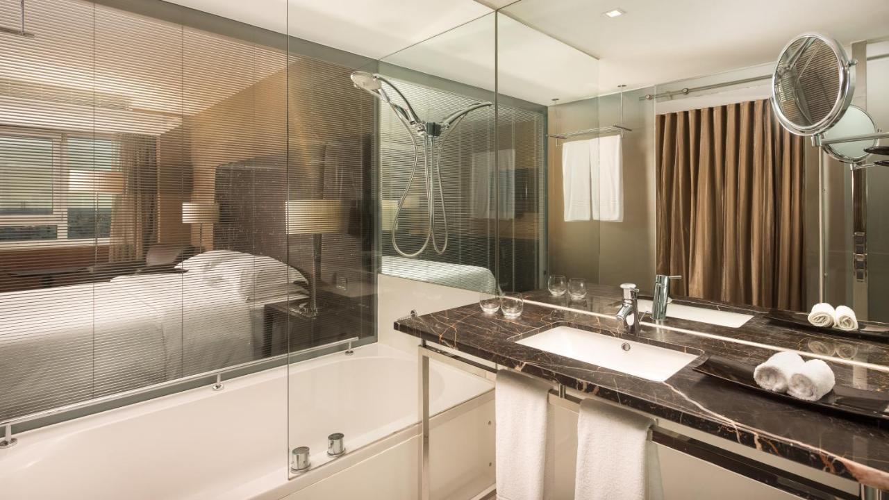 Quarto Deluxe com 1 Cama Queen-size e Acesso à Piscina