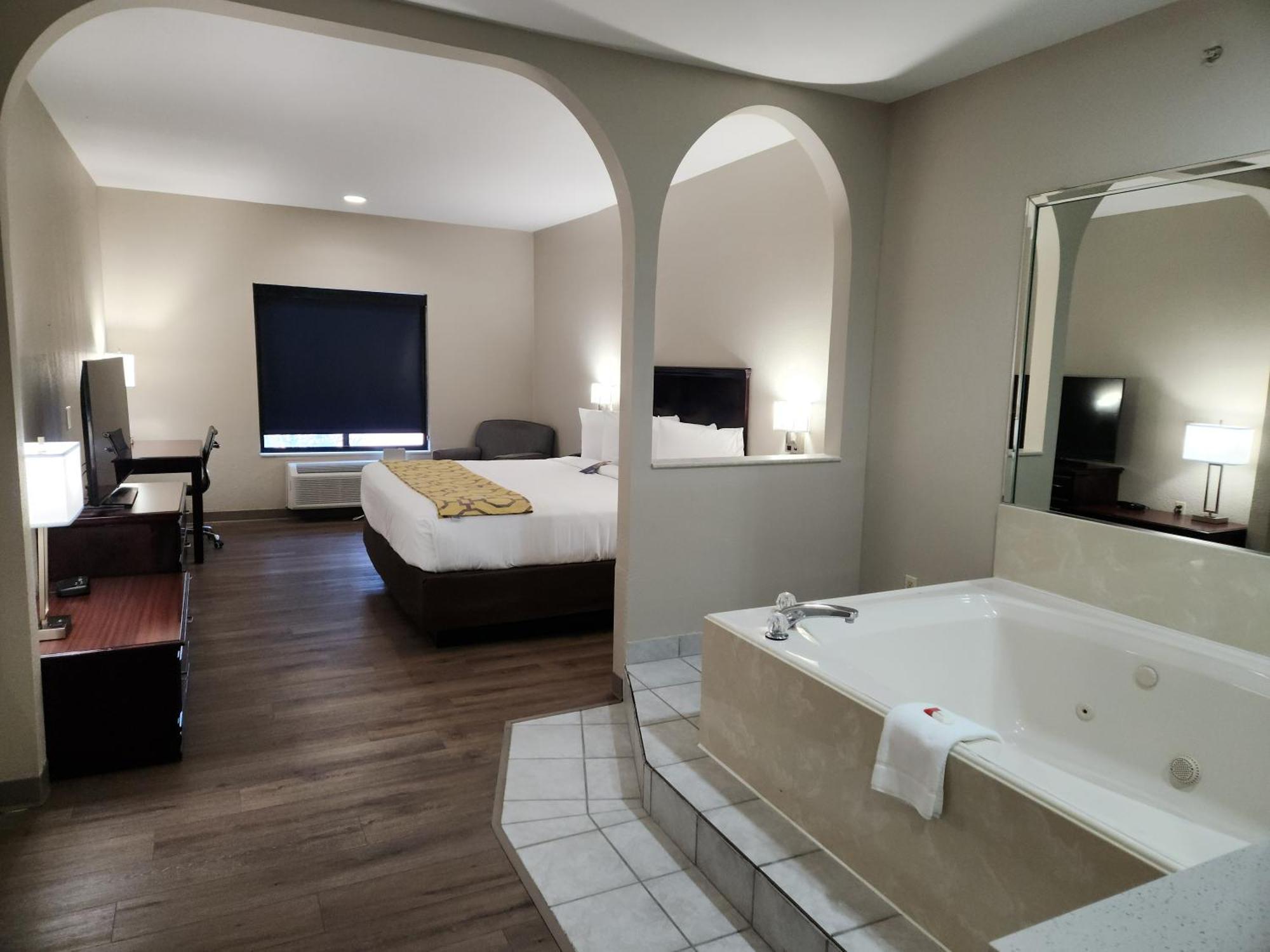 King Suite Jetted Tub Non-Smoking