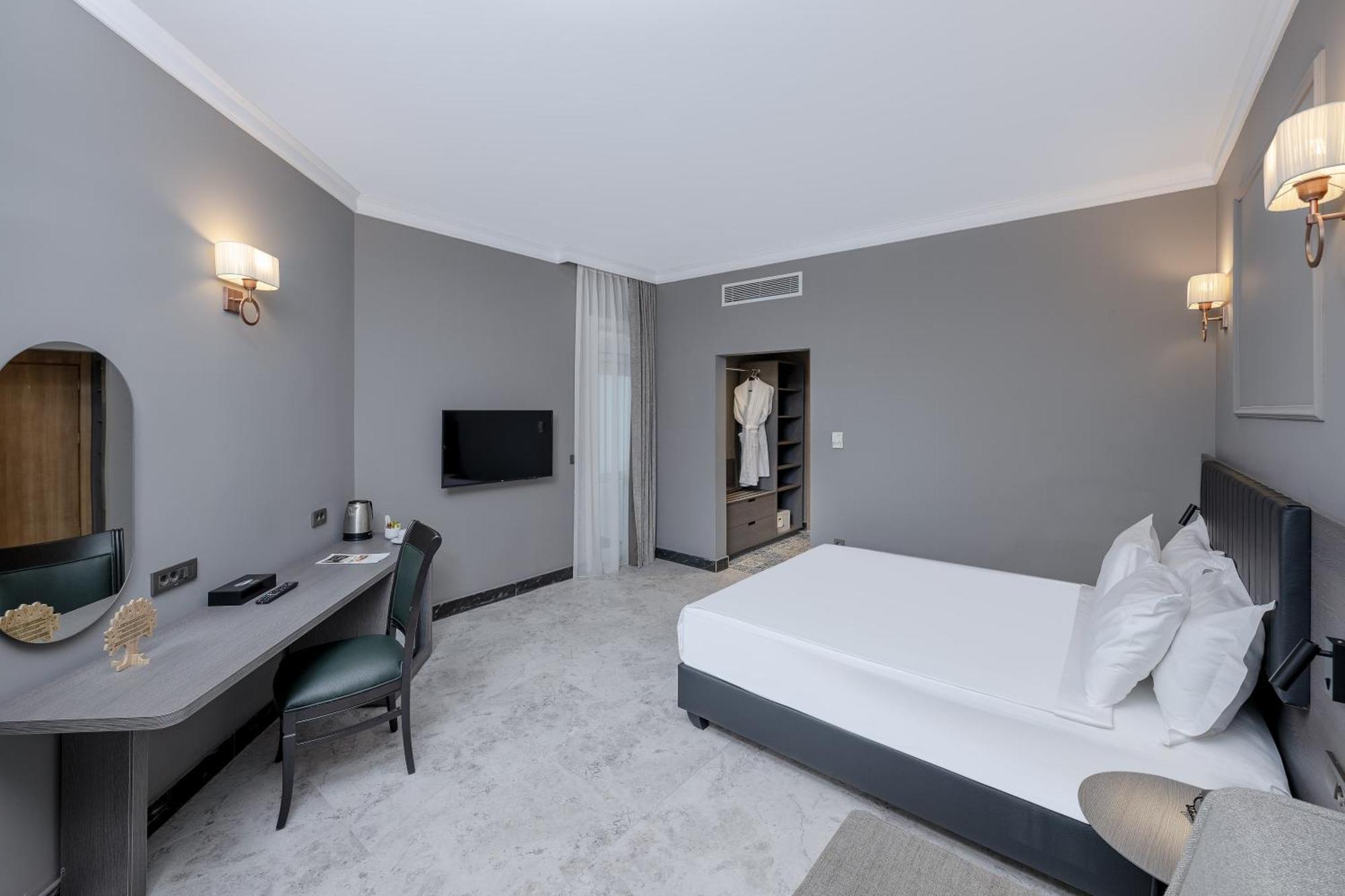 Club Room Land View