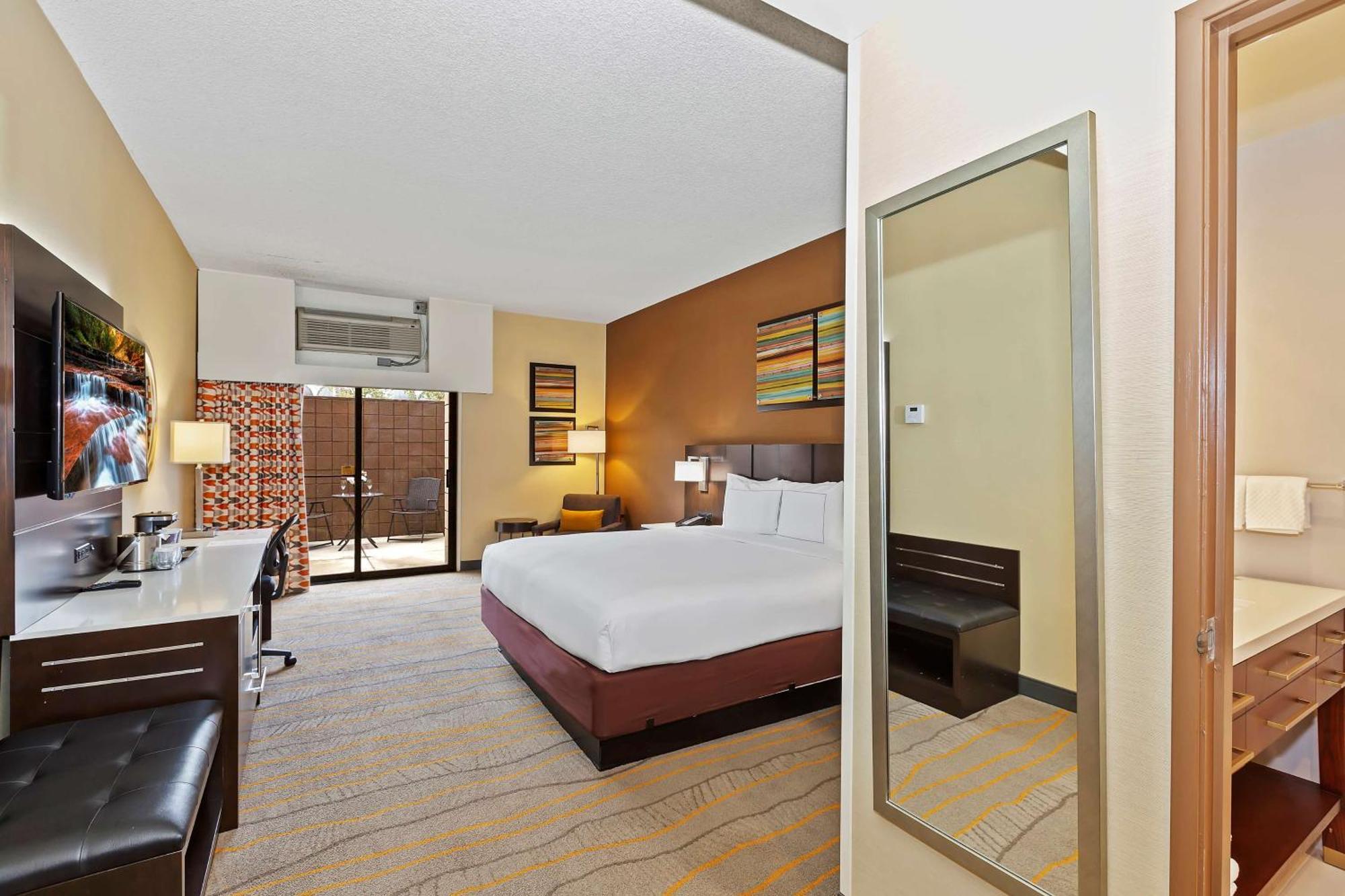 King Room with Patio - Non-Smoking