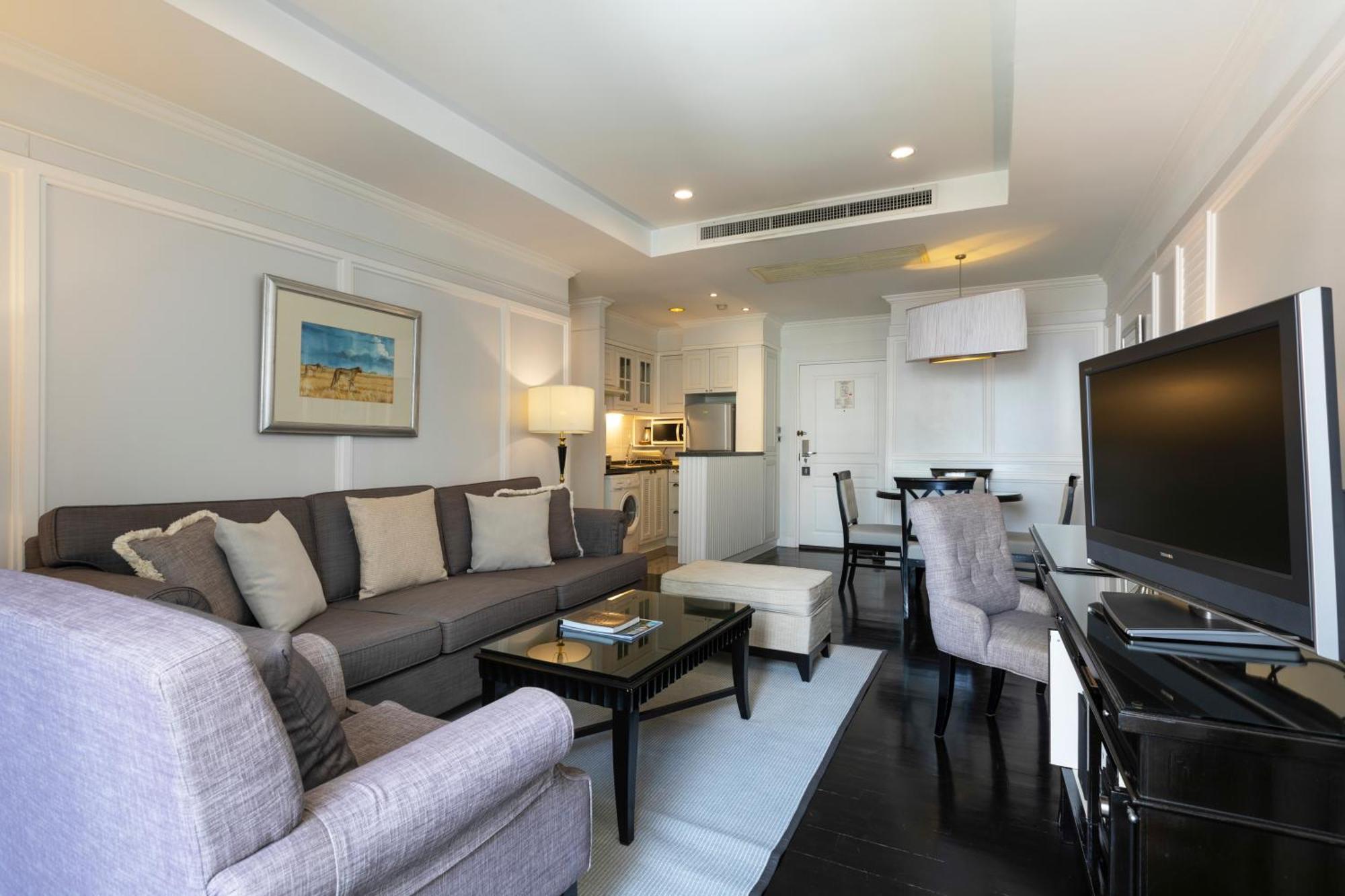 One Bedroom Suite Lounge Access