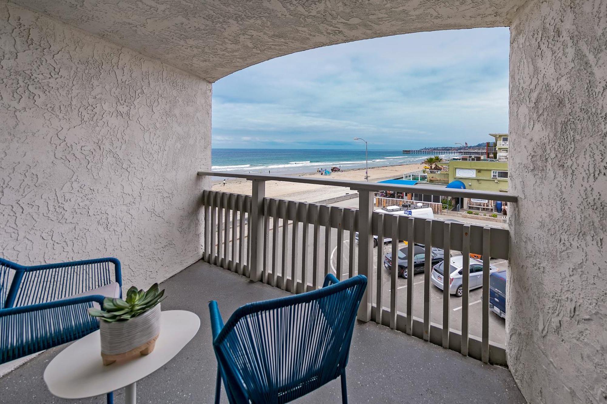 Quarto com Cama King-size e Vista Parcial do Mar