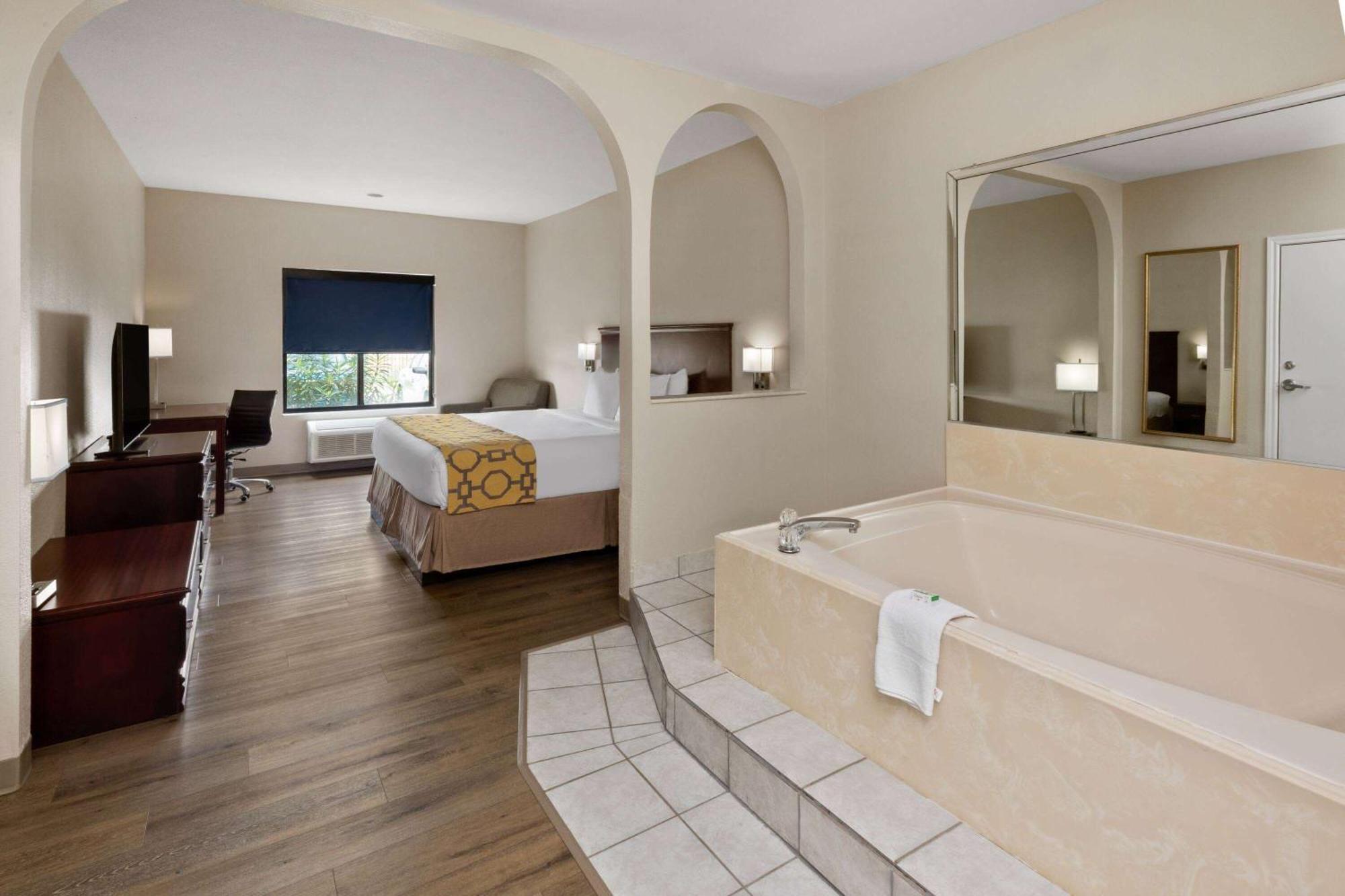 King Suite Jetted Tub Non-Smoking