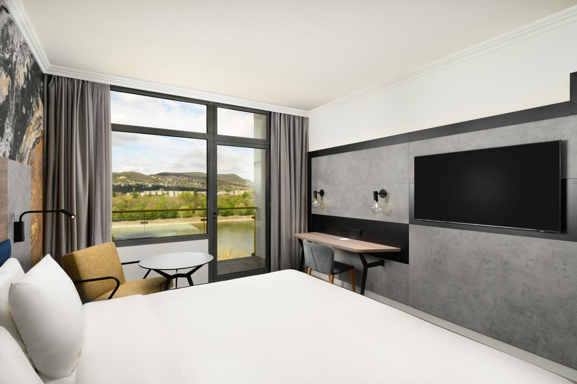 Premium Plus Doppelzimmer mit Balkon und Blick auf die Donau – neu renoviert