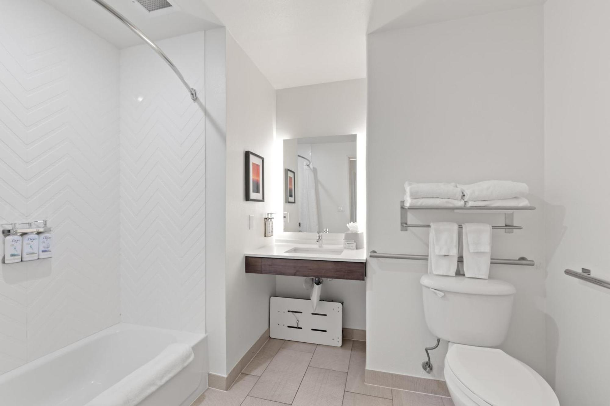 King Studio Suite Mobility Access Roll Shower