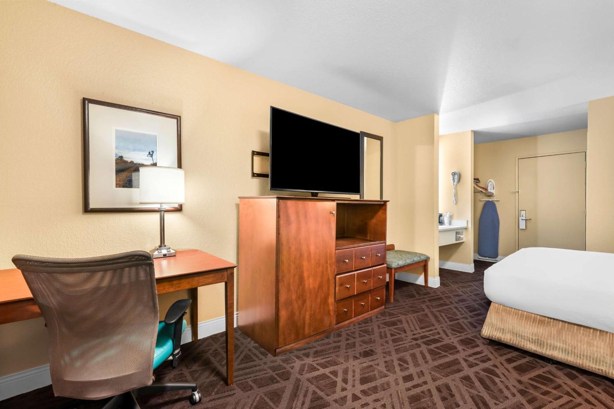 Queen Room With Bathtub - Non-Smoking,1718018367:JPEG