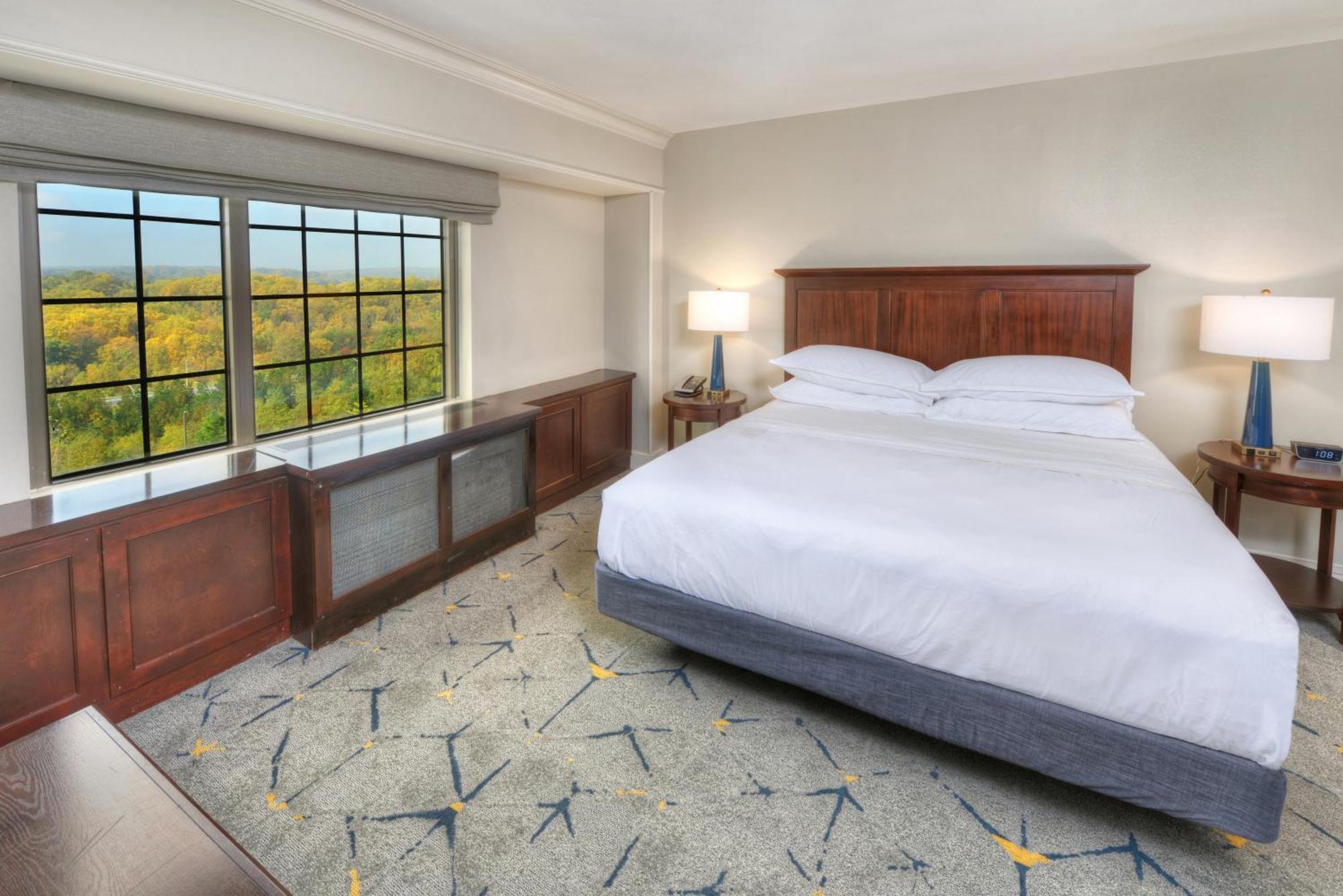 King Room with Adapted Tub - Mobility and Hearing Accessible