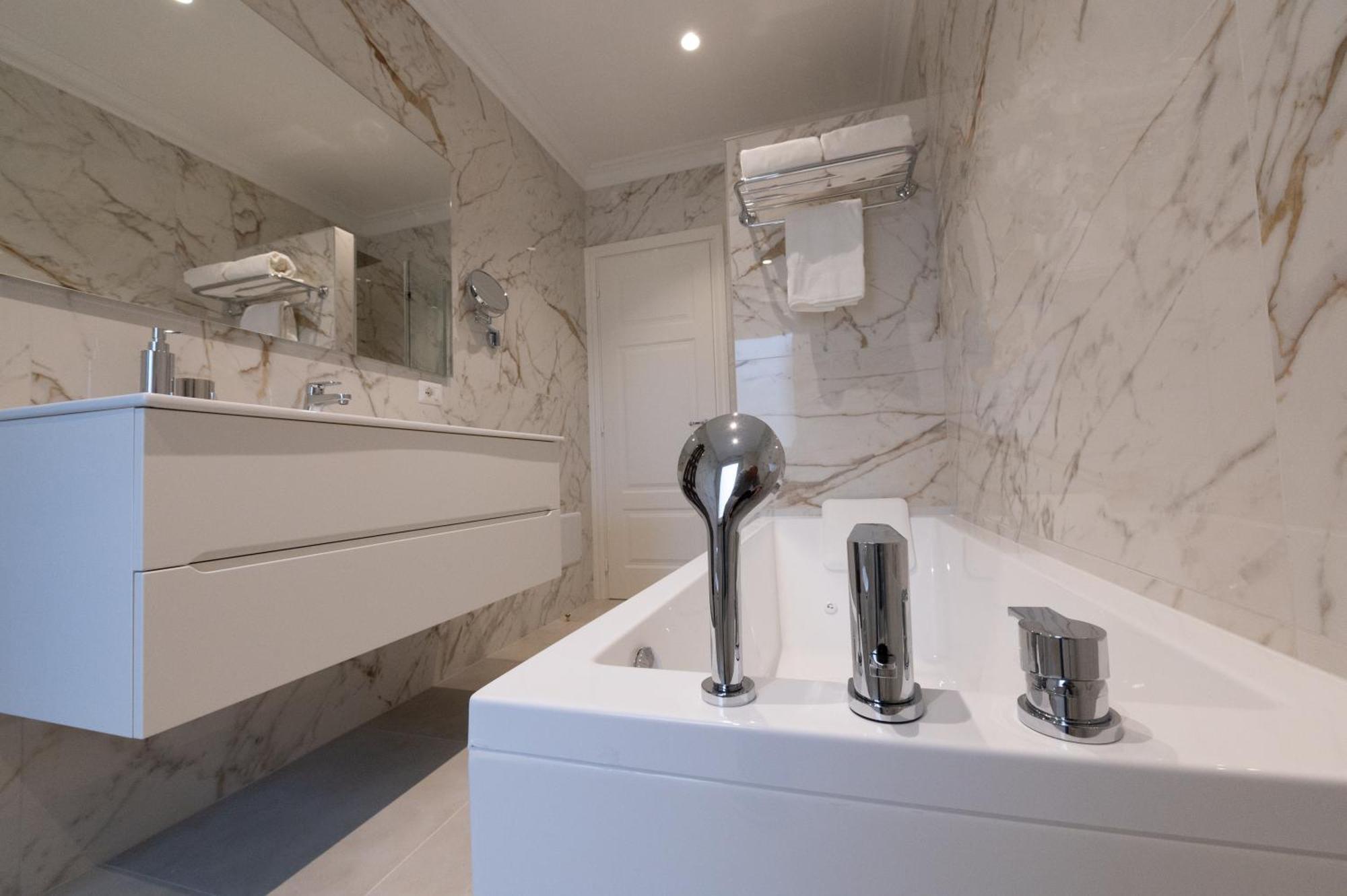 Deluxe Double Room Bath
