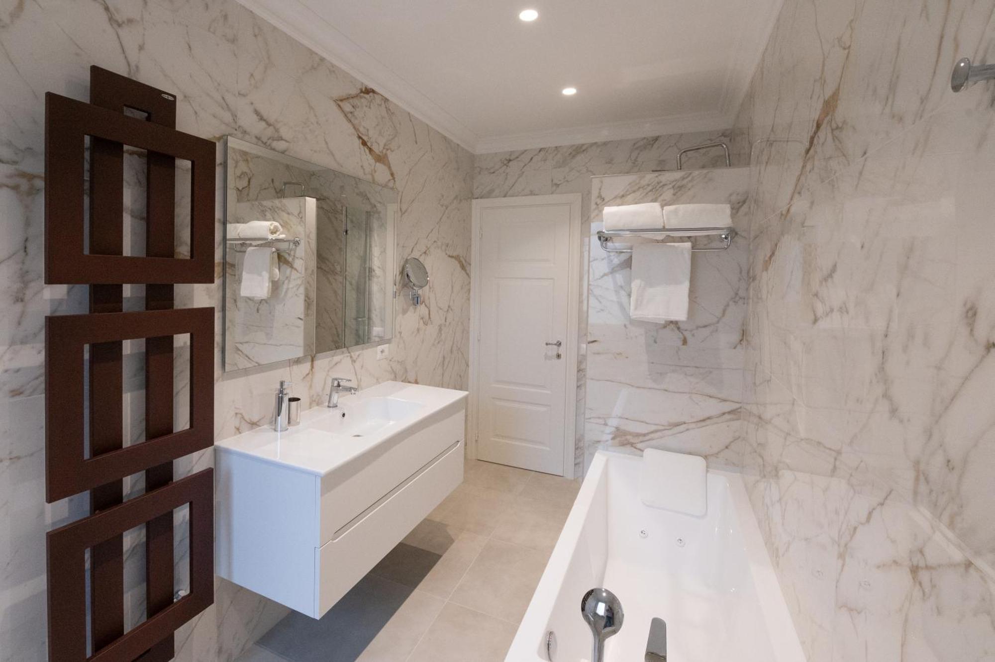 Deluxe Double Room Bath