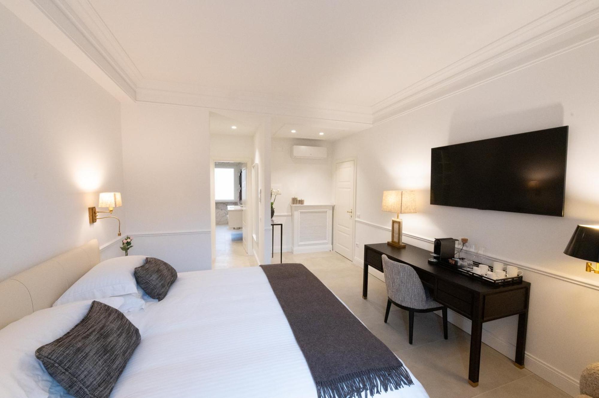 Deluxe Double Room Bath
