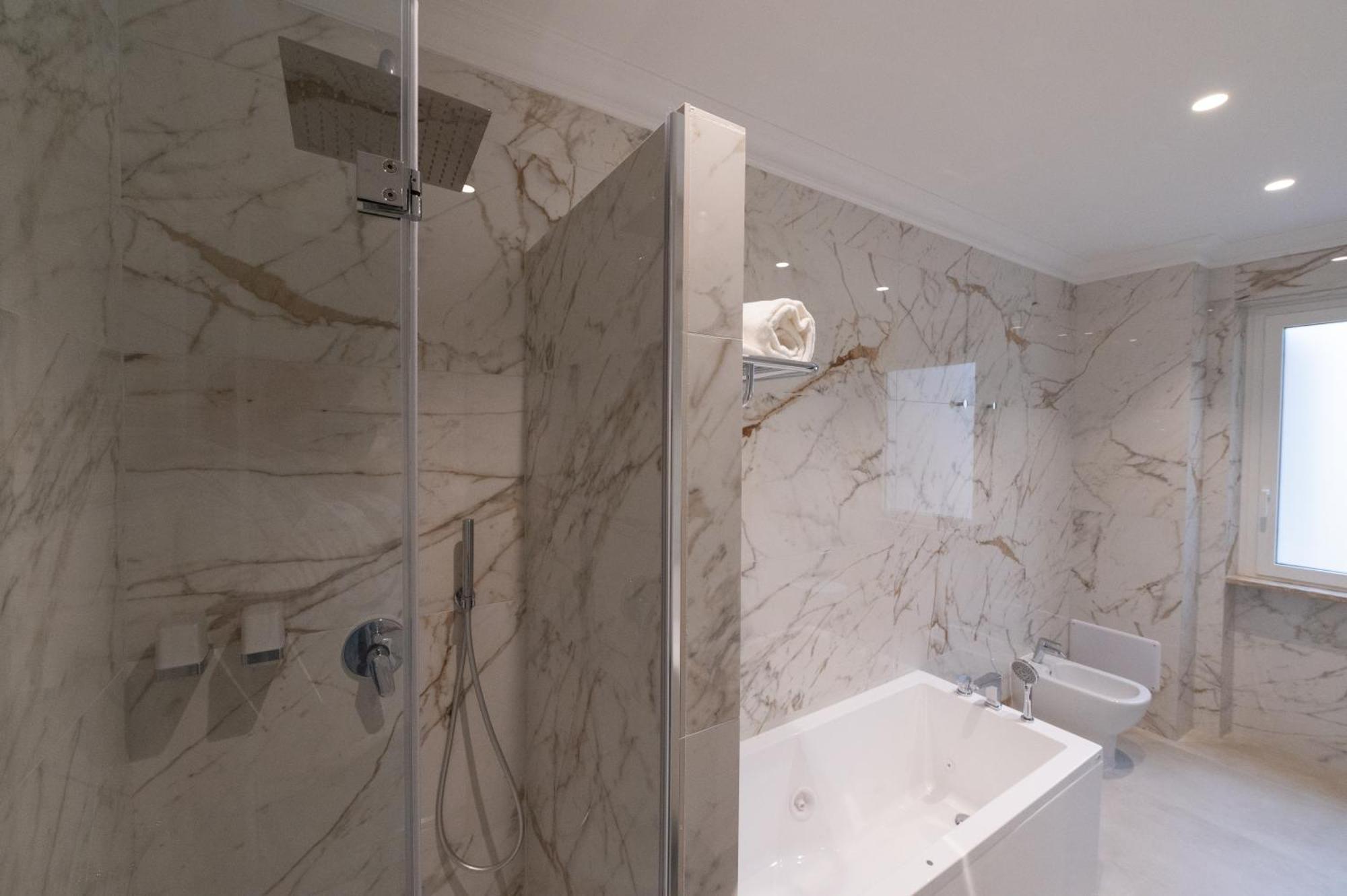 Deluxe Double Room Bath
