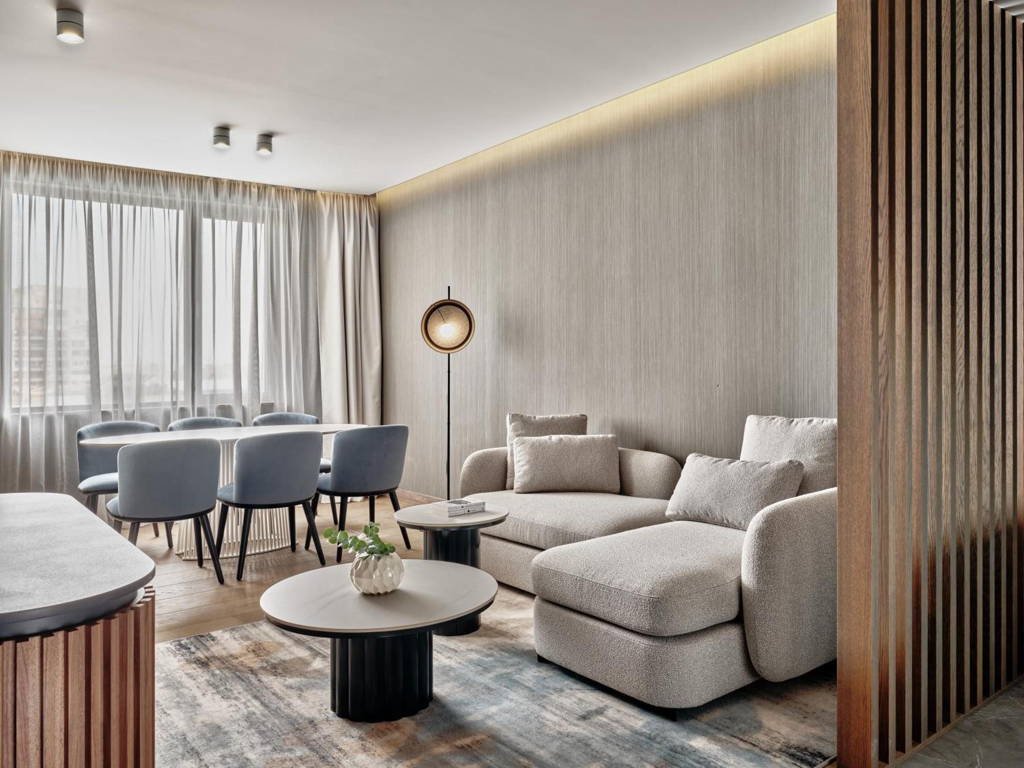 One-Bedroom Suite with Lake View - Lounge Access/Top Floor
