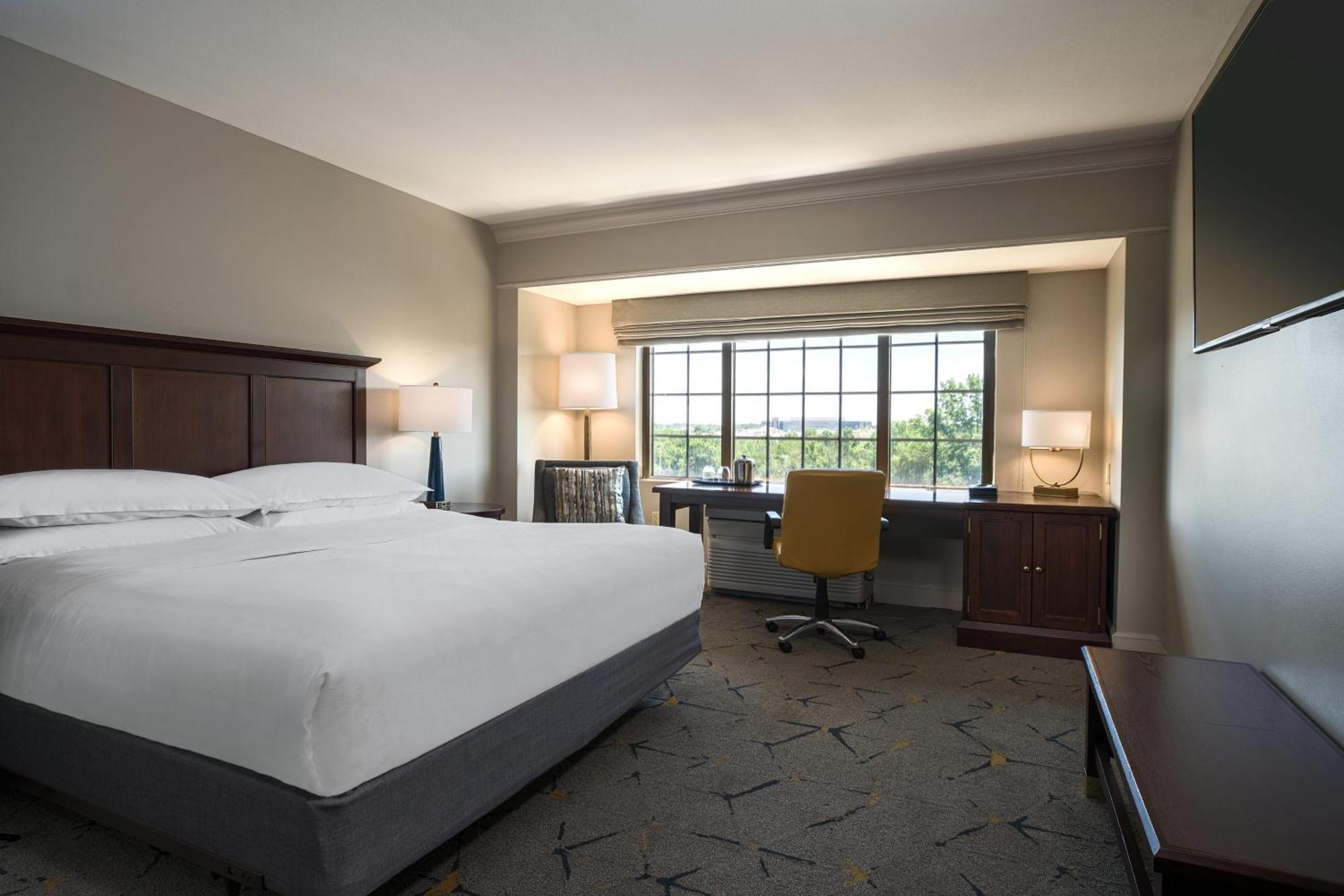 Club level, Guest room, 1 King, Garden view, High floor