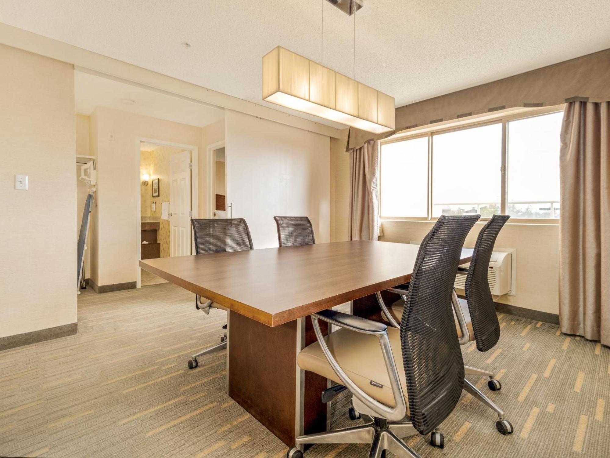One-Bedroom Executive Board Room with Two Queen Beds