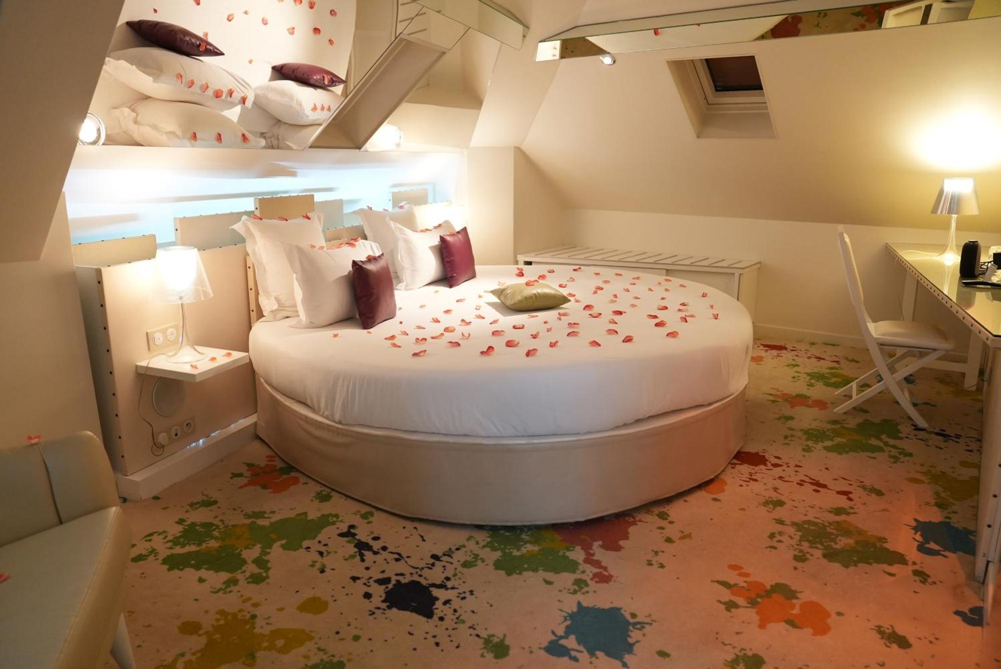 Double Room Atelier d'Artiste Jacuzzi round bed