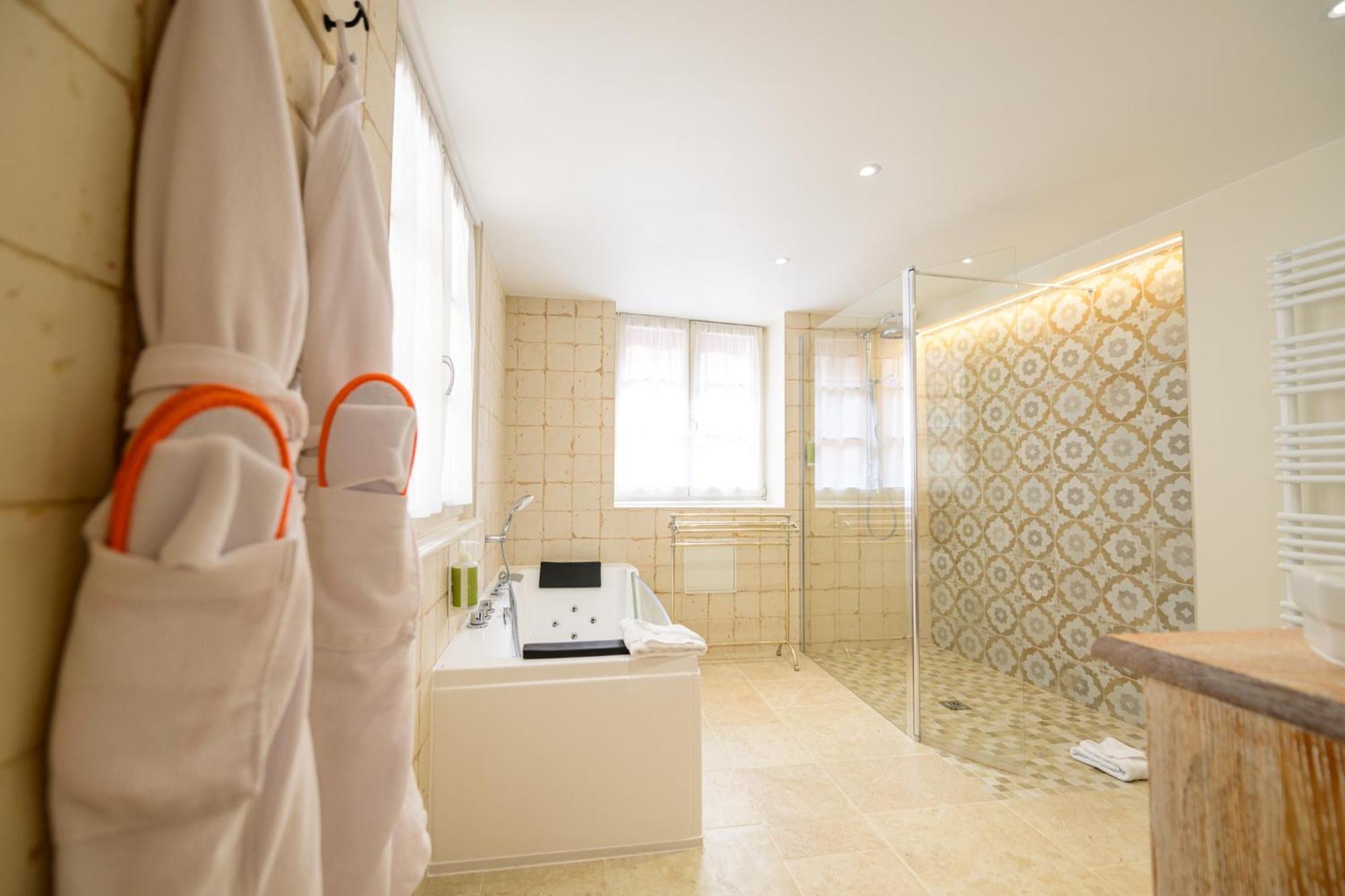 Suite Balneo Bath or Shower