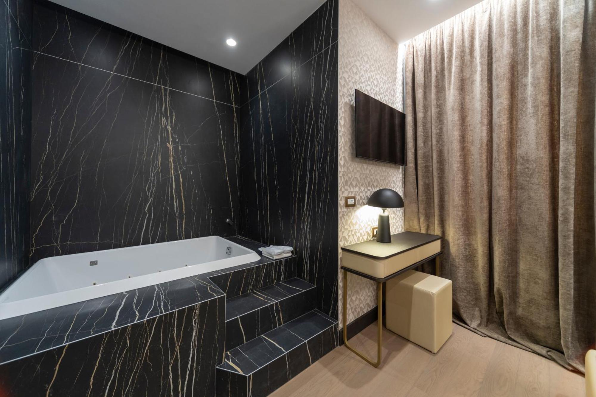 King Suite Spa Bath