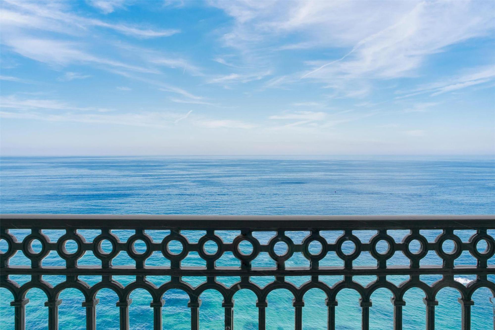 Deluxe Seafront King Room