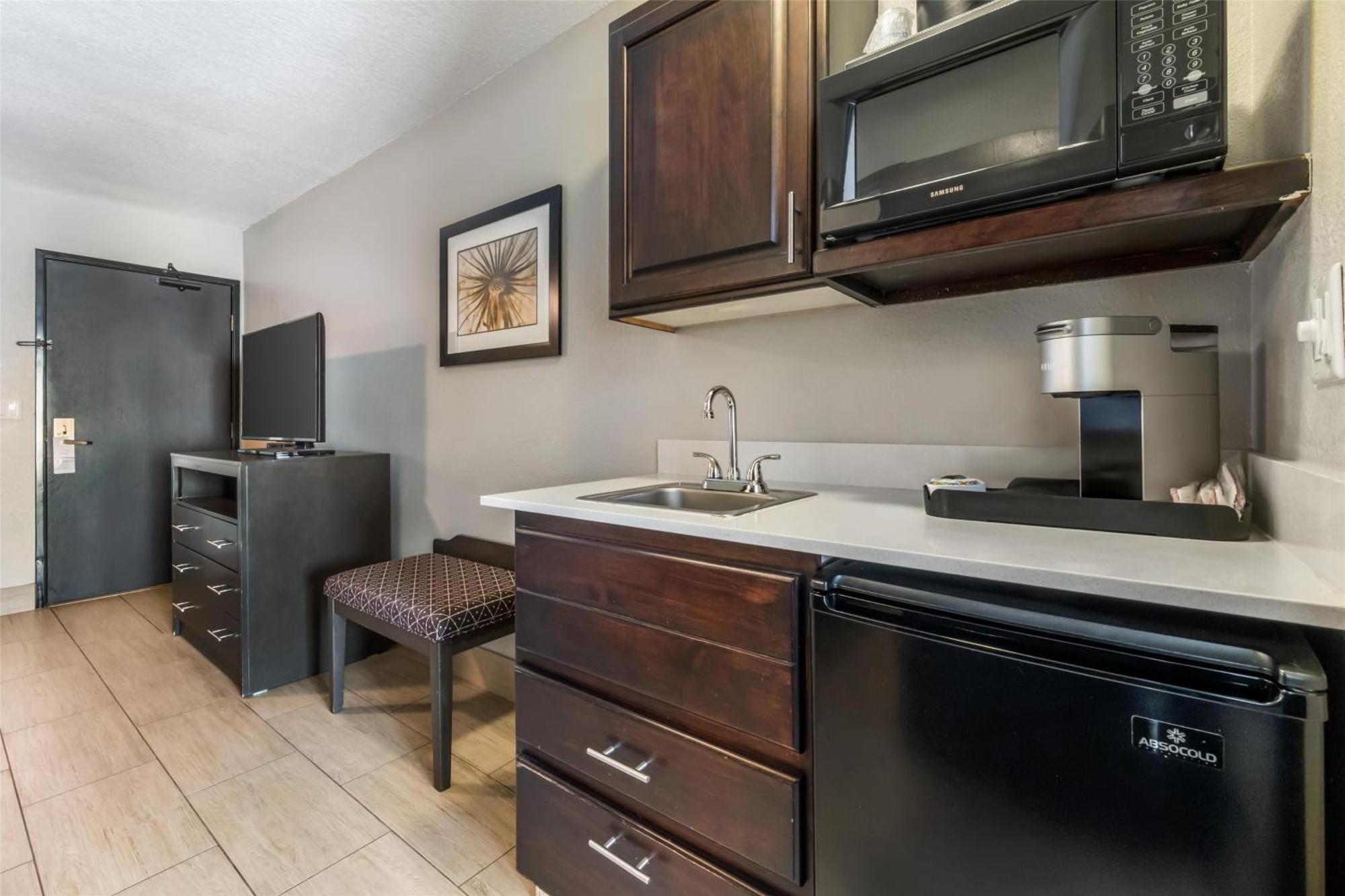 One-Bedroom King Suite with Kitchenette,1676761950:JPEG