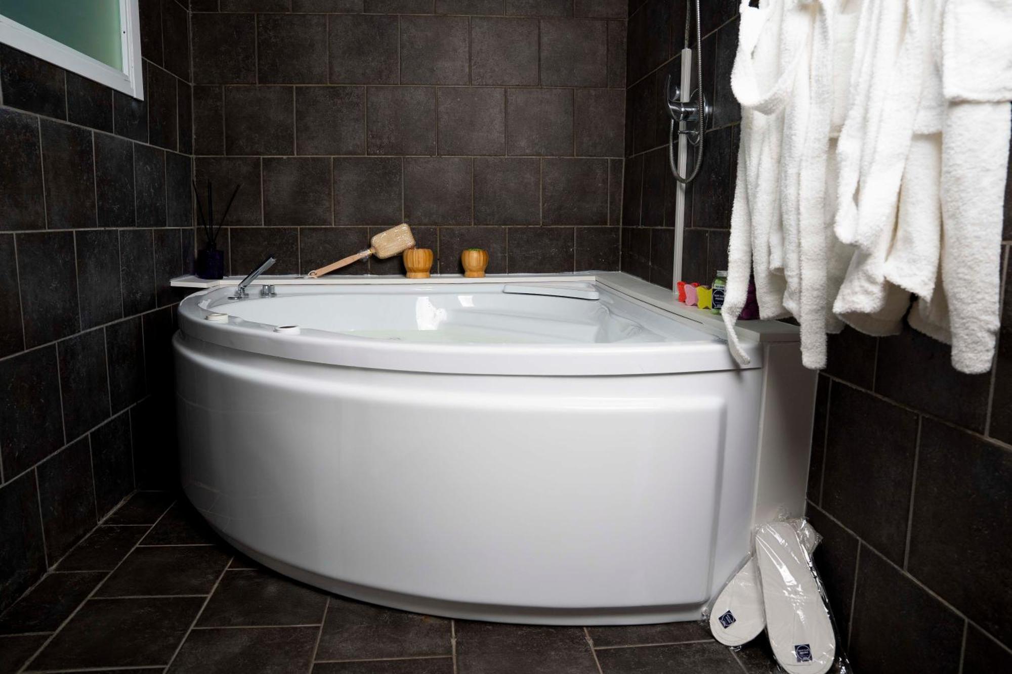 Queen Room Spa Bath
