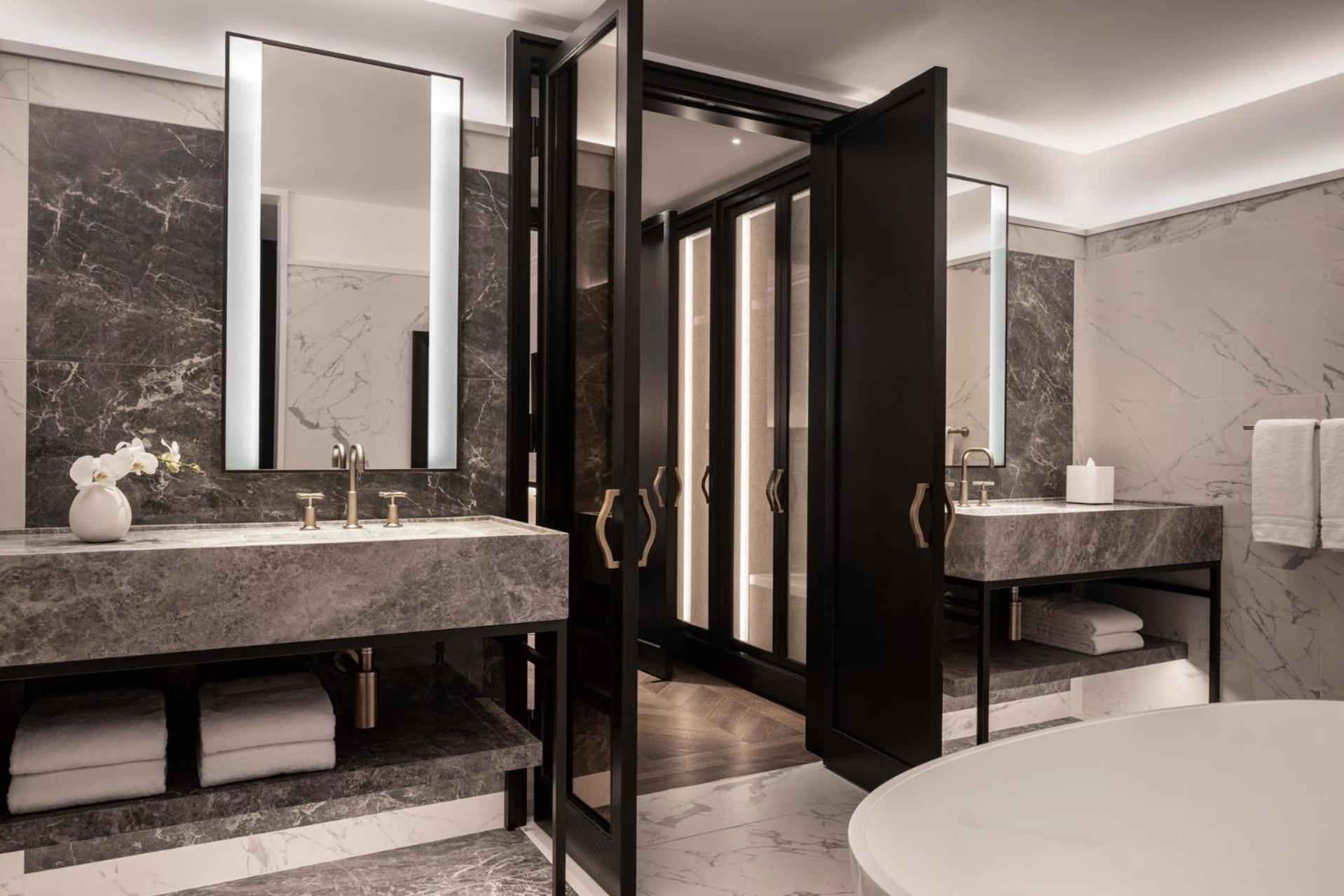 Deluxe King Suite