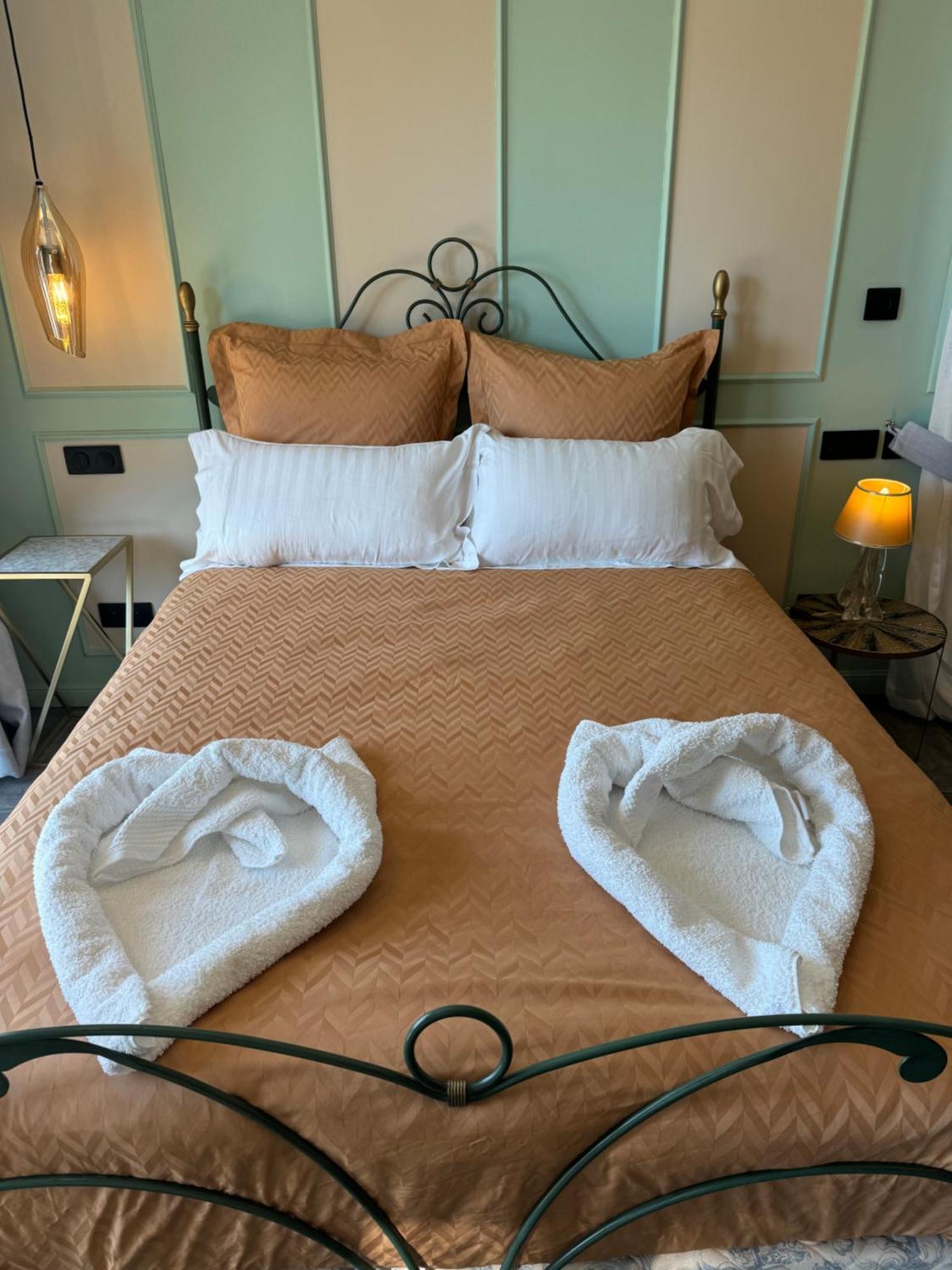 Deluxe Double Room Shower
