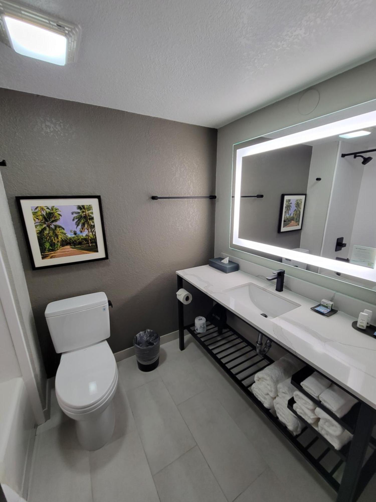 Deluxe King Room No Resort Fee,1698872390:JPEG