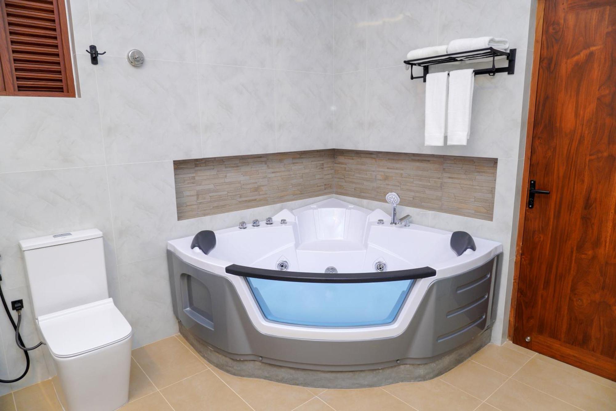 Privilege Suite Jacuzzi on selected wines