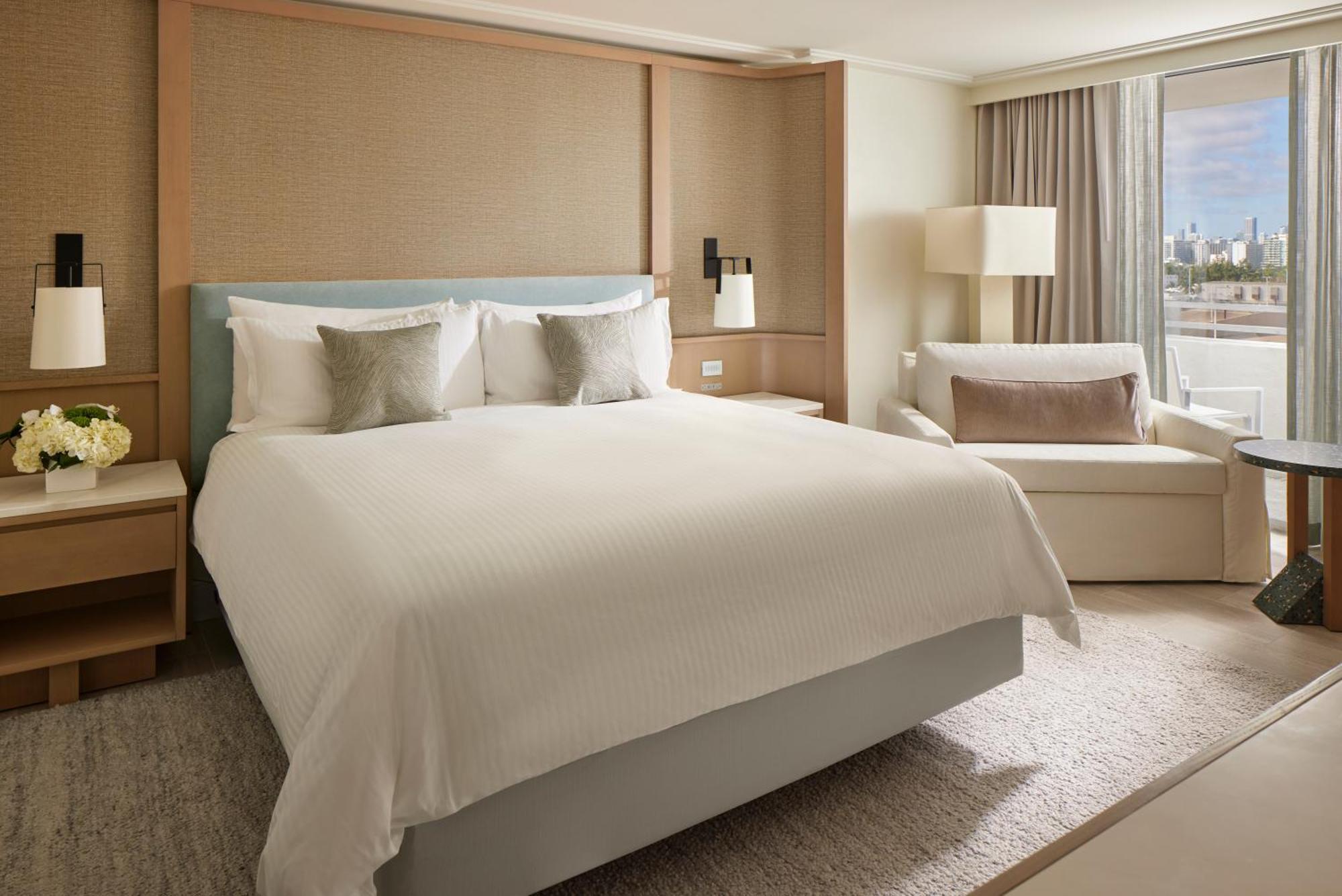 Kamer met Kingsize Bed en Uitzicht op de Skyline van de Stad