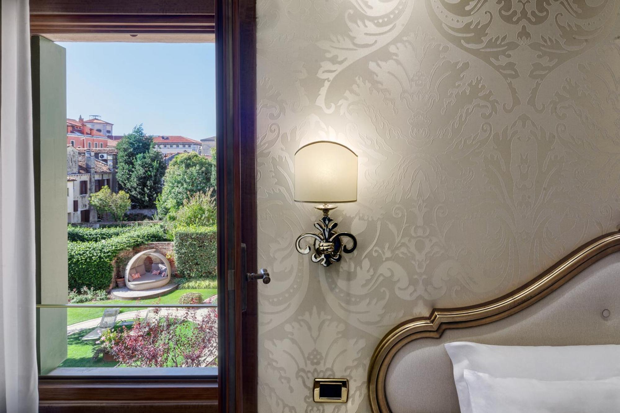 Superior Queen Room Queen Bed View Non-Smoking