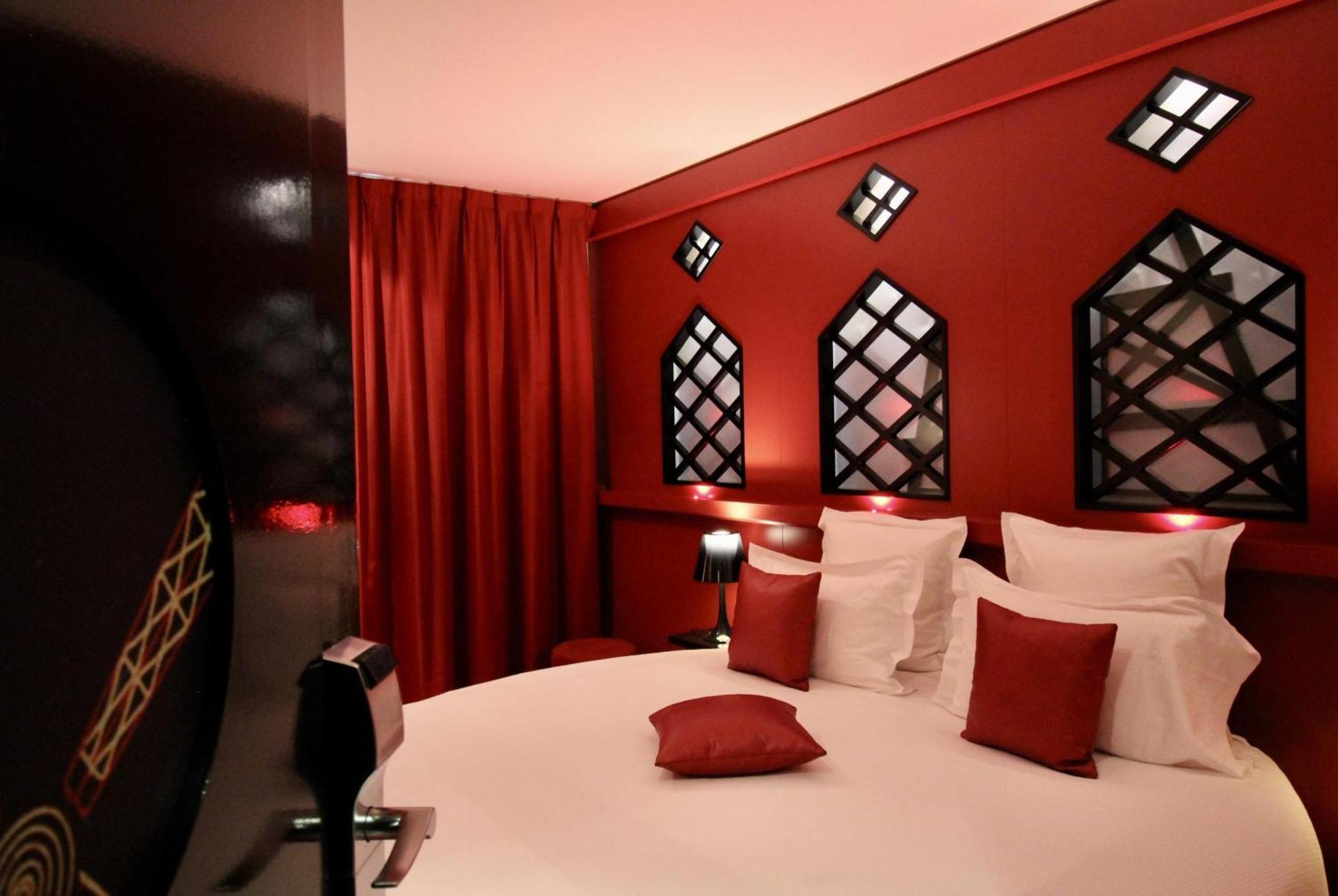 Double Room Moulin Rouge Shower