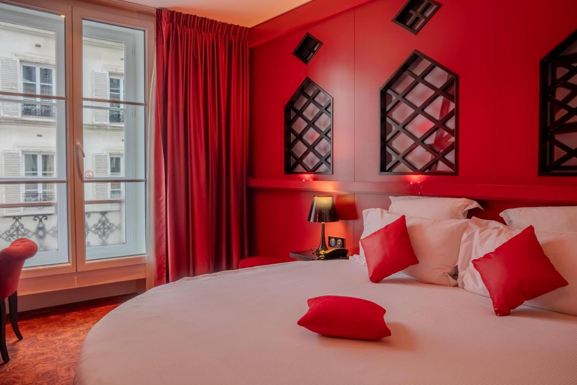Double Room Moulin Rouge Shower