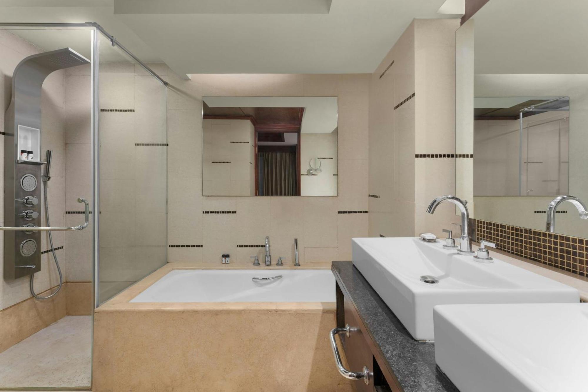 Hazel King Suite City View
