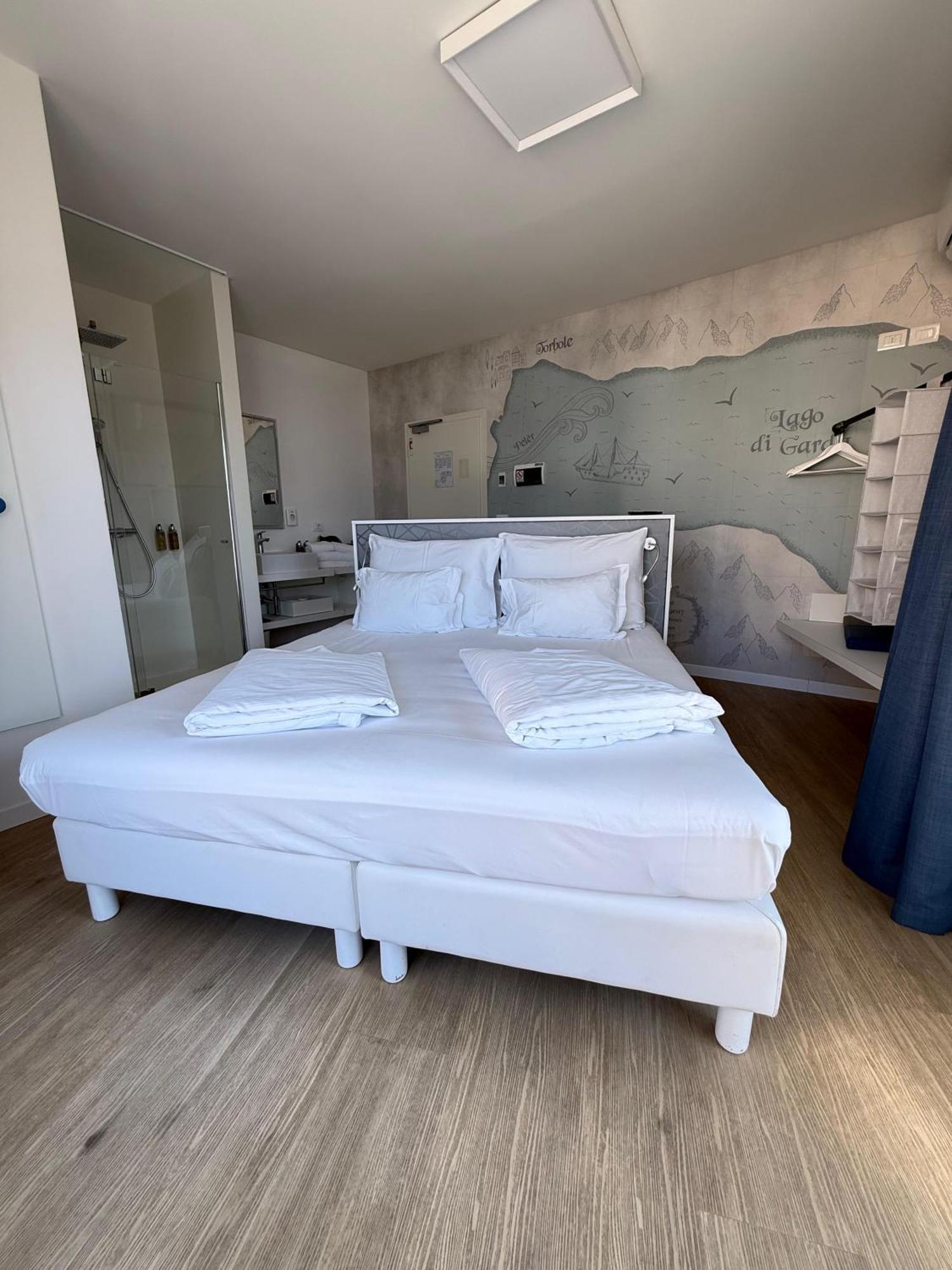 Deluxe Double Room with Balcony and Lake View,1756425429:JPEG