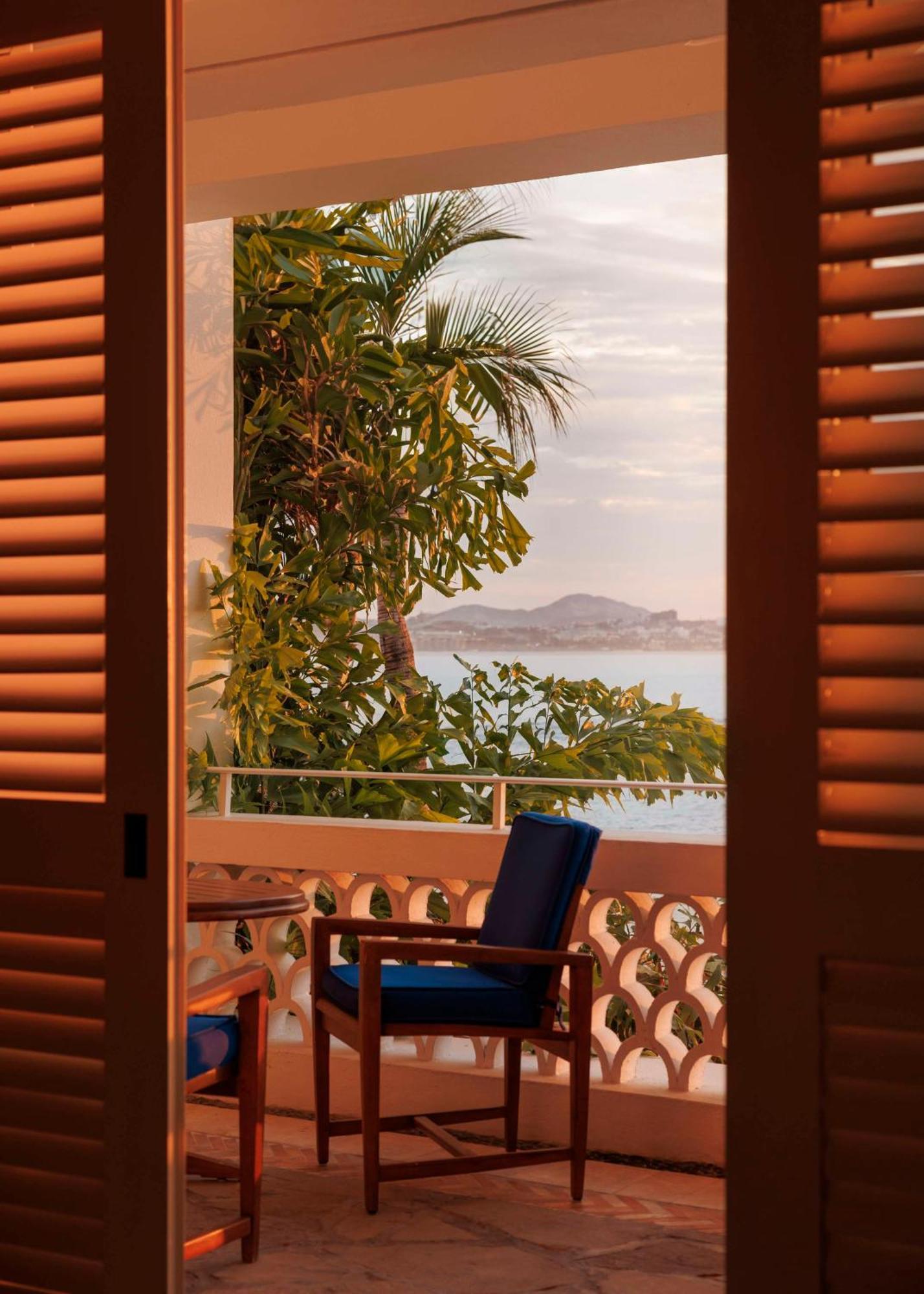 Oceanfront Palmilla Room King Bed