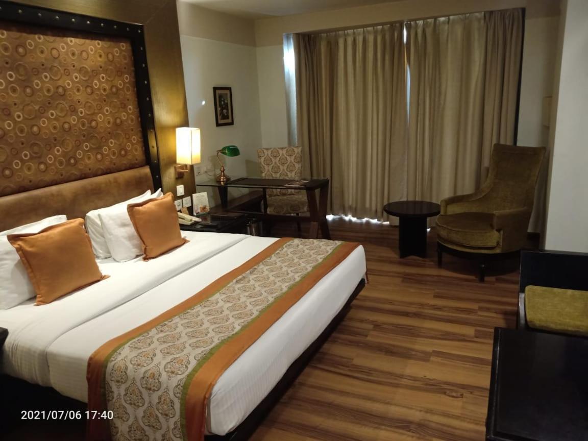 Winter Green King Room Limited View