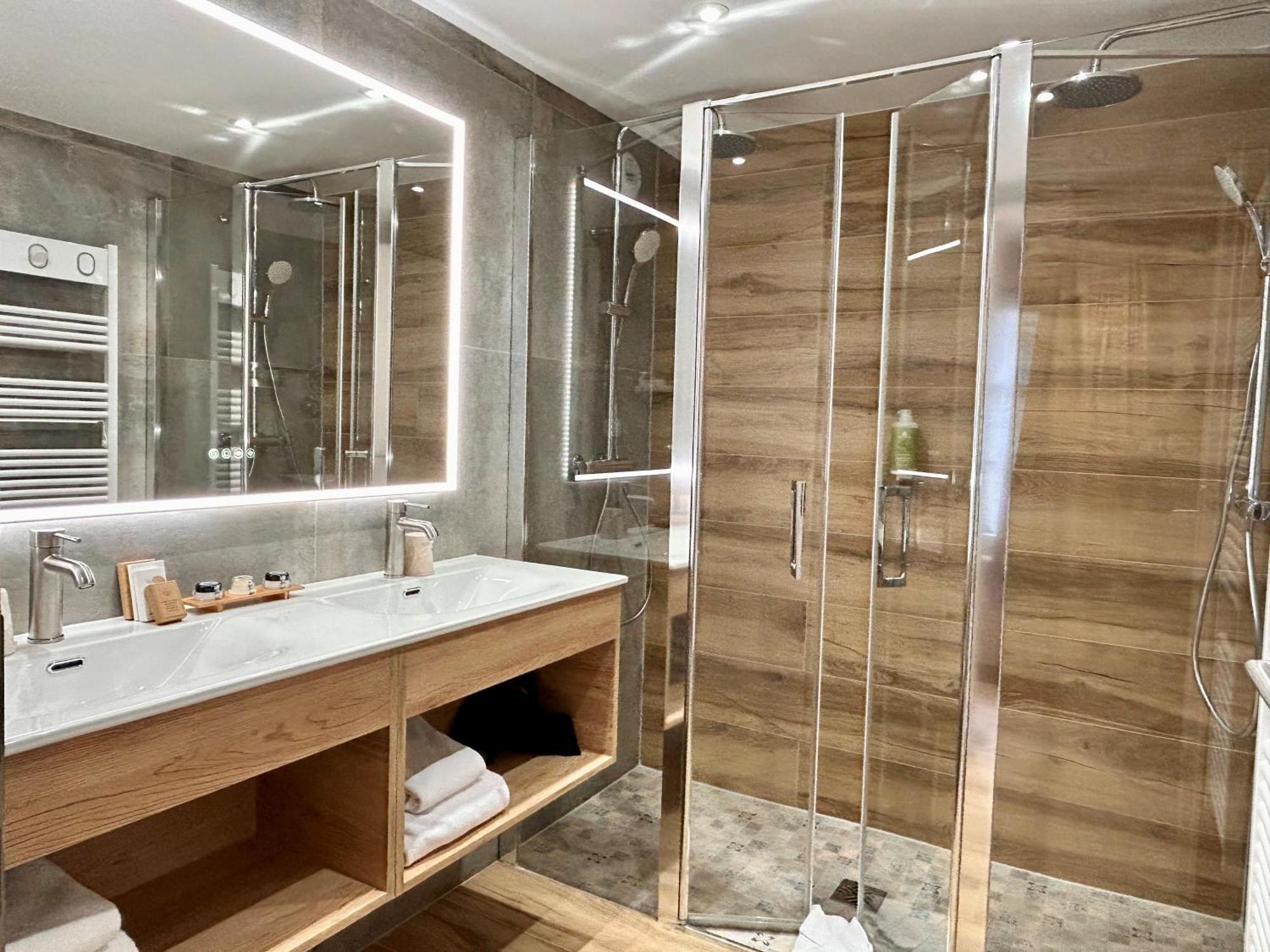 Junior Suite Shower