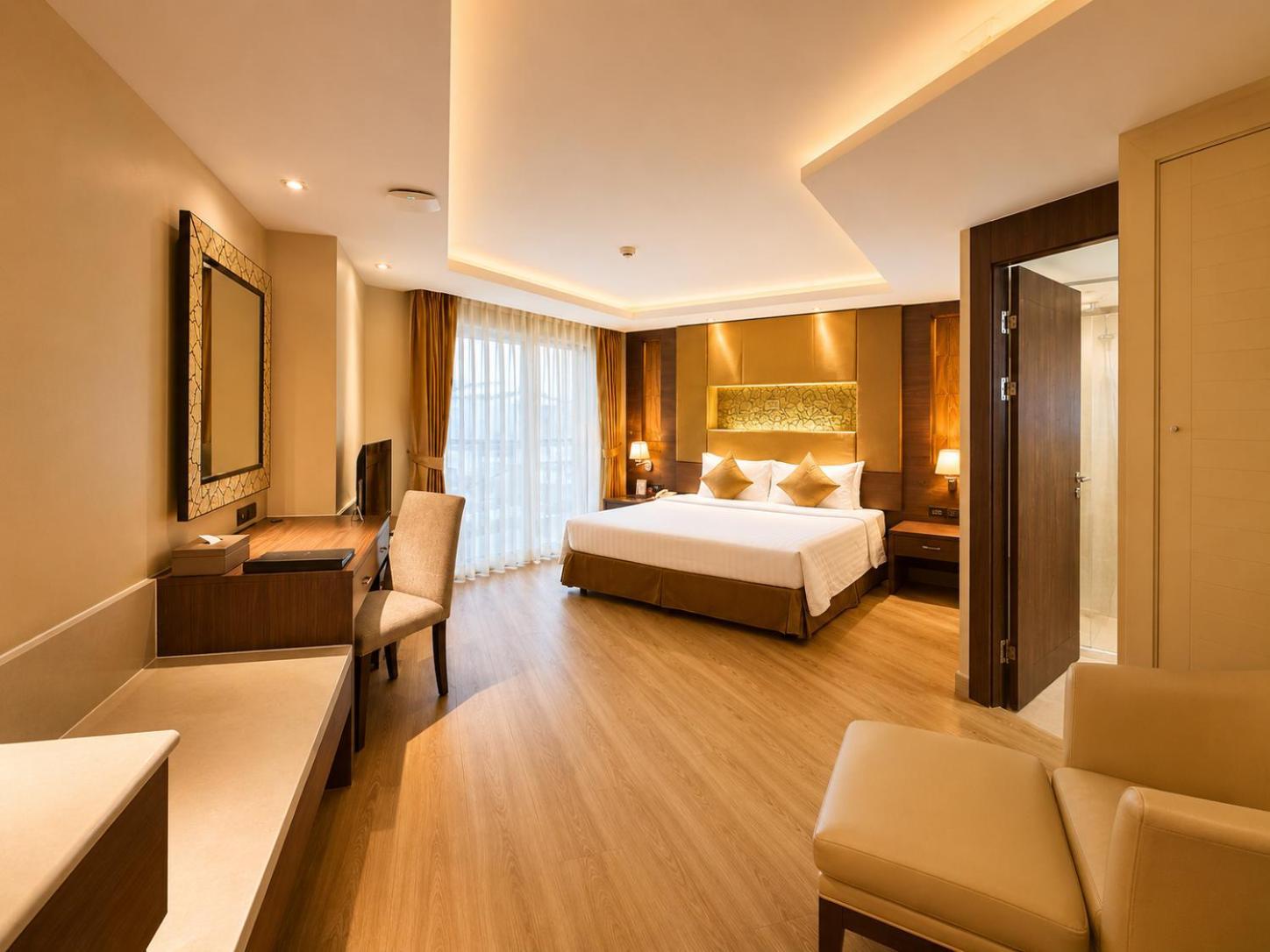 Deluxe Corner King Room